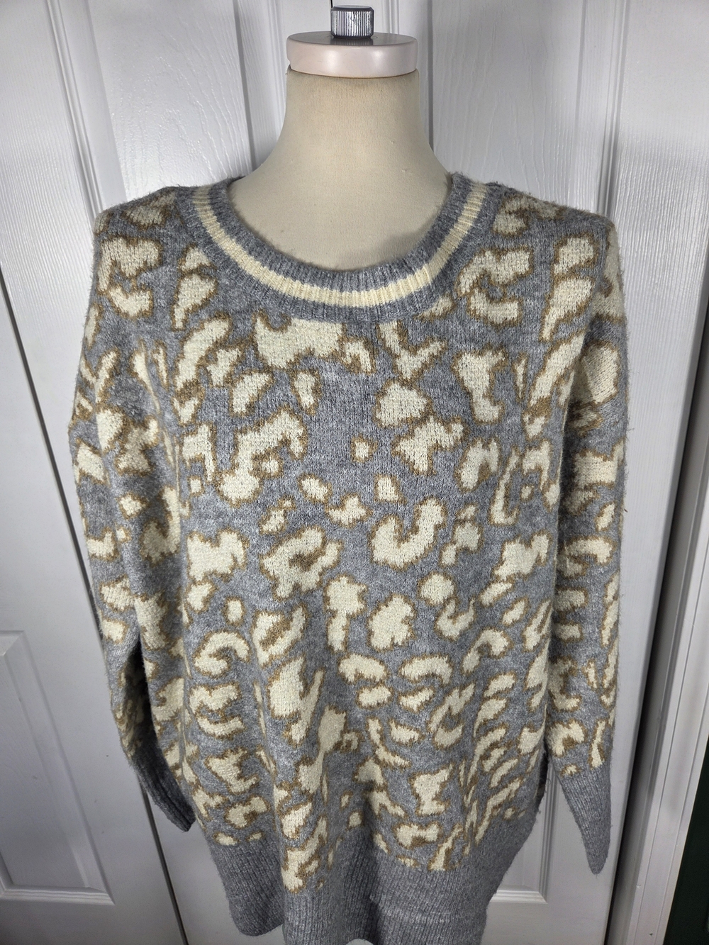 POL Leopard Print Oversized Sweater Gray Cream Animal Print Boho Size M